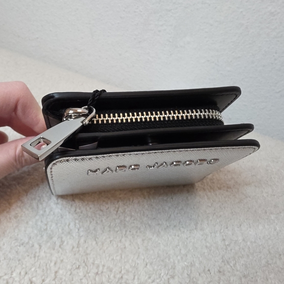 NWT Marc Jacobs Metallic Silver Vegan Leather Compact Bifold Wallet - Picture 7 of 14